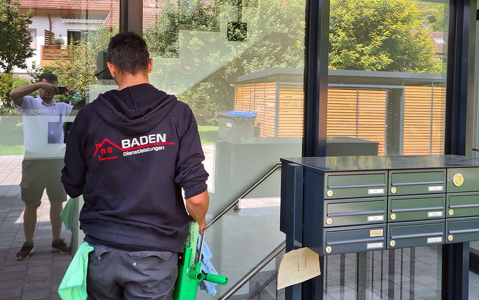 Baden_Dienstleistungen Freiburg Mitarbeiter putzt Fenster